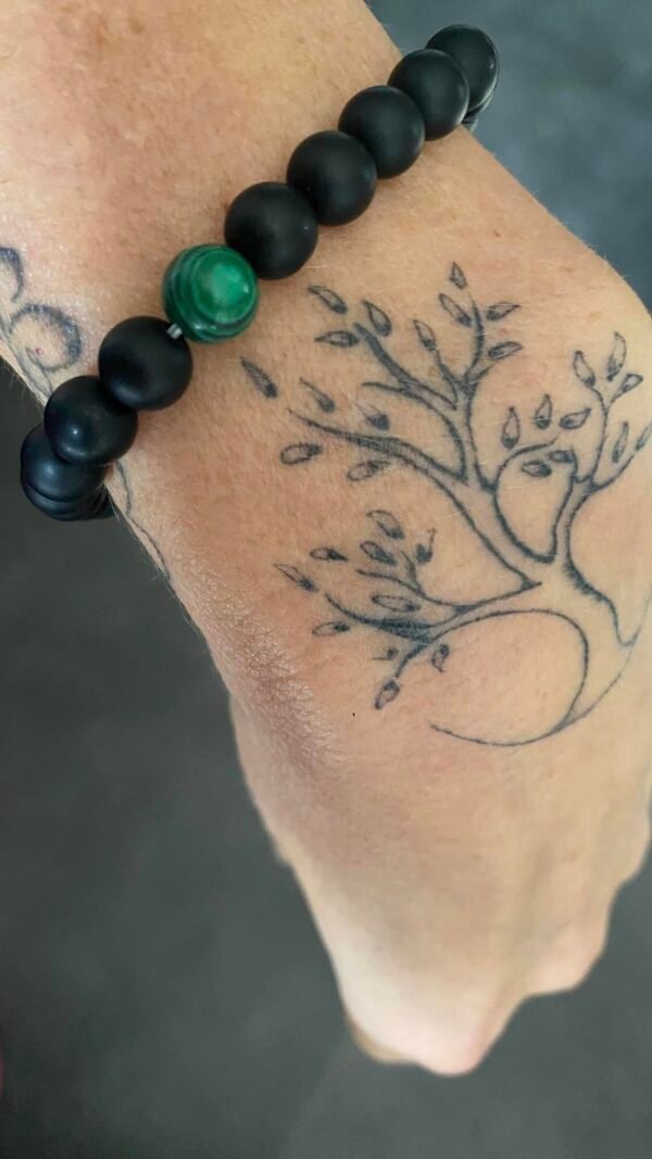 Bracelet perles noires et une verte
