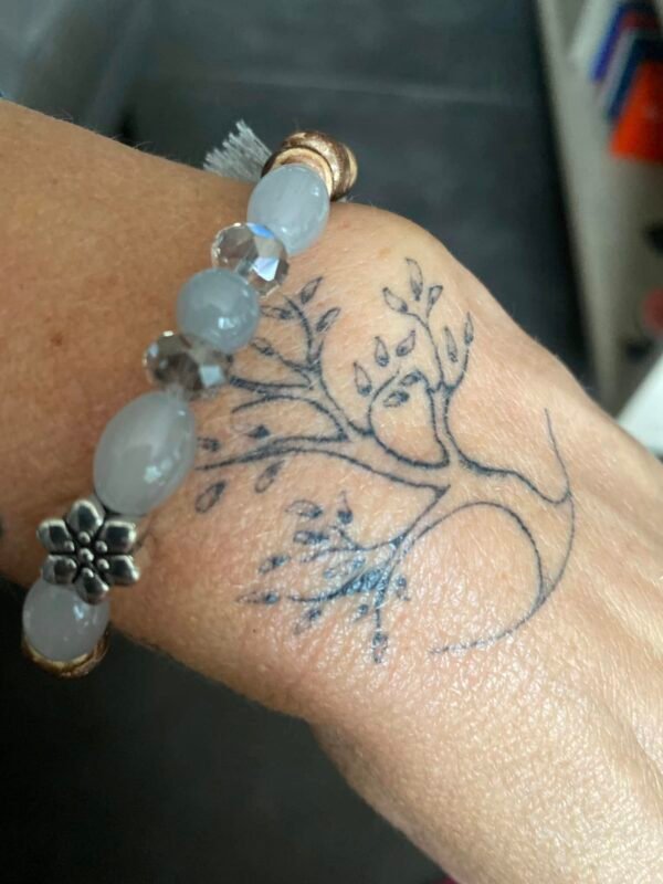 Bracelet perles nacrées avec fleurs