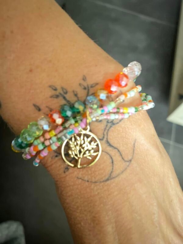 Bracelet perles multi-couleurs avec pendentif arbre de vie