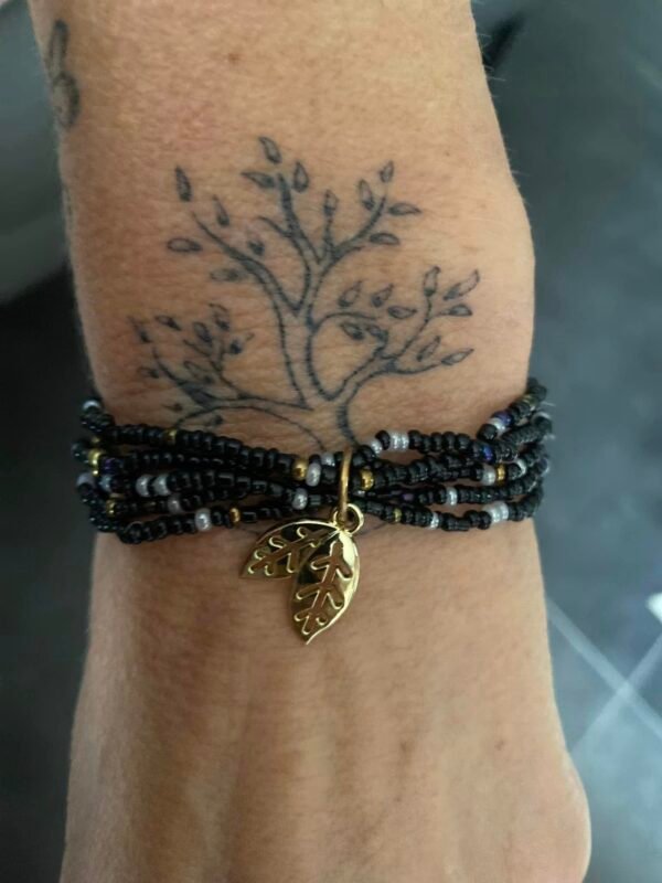 Bracelet petites perles noir et feuilles couleur or