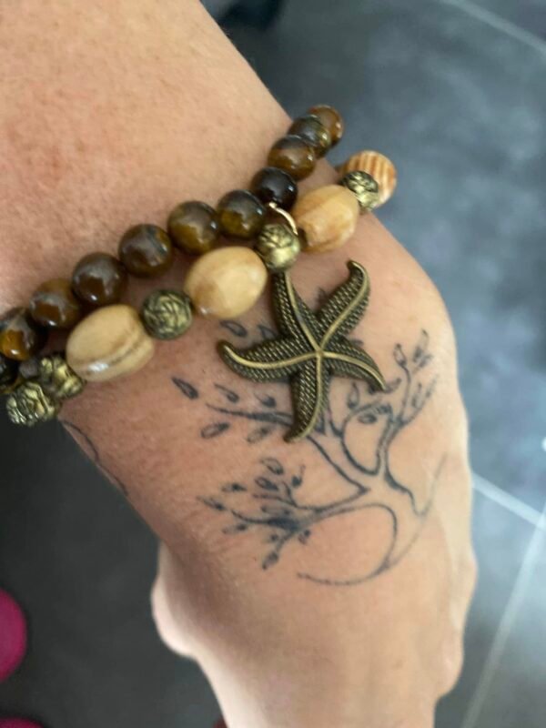 Bracelet perles brunes avec étoile de mer