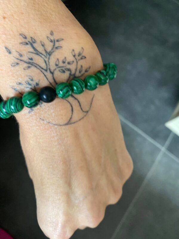 Bracelet perles malachite et une noire