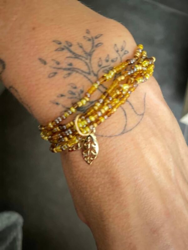 Bracelet petites perles couleur or et feuilles couleur or