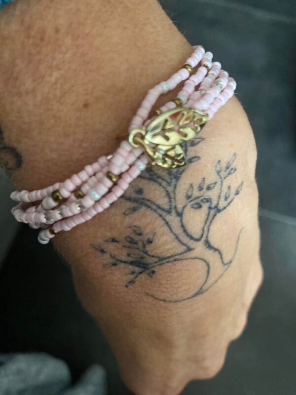 Bracelet petites perles rose et feuilles couleur or